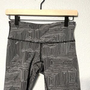 Lululemon NWOT Sz4 capri leggings‎